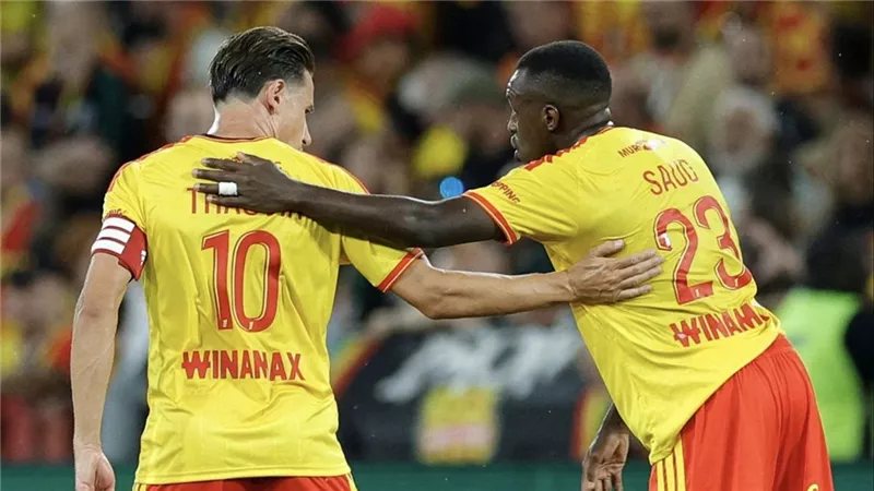 لانس يهزم نادي باريس 2-1 ويتقدم للمركز السادس بالدوري الفرنسي