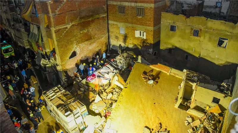 انتشال جثة سيدة من تحت أنقاض عقار الإسكندرية المنهار وجار البحث عن آخرين