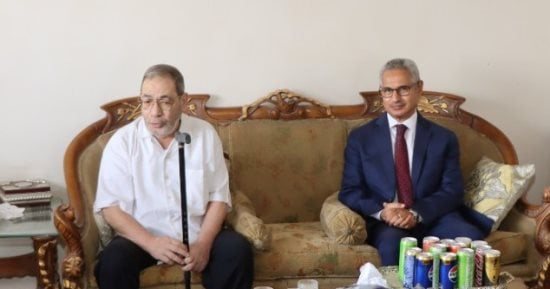 محافظ بنى سويف يلتقى أحد أبطال حرب 1973 فى منزله ويكرمه تقديرًا لتضحياته