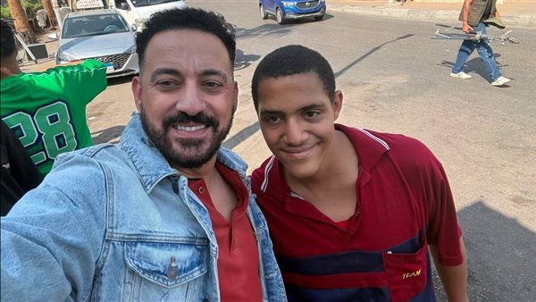 دياب يوجه رسالة لـ أحد معجبيه بعد التقاط صورة معه في مصر الجديدة