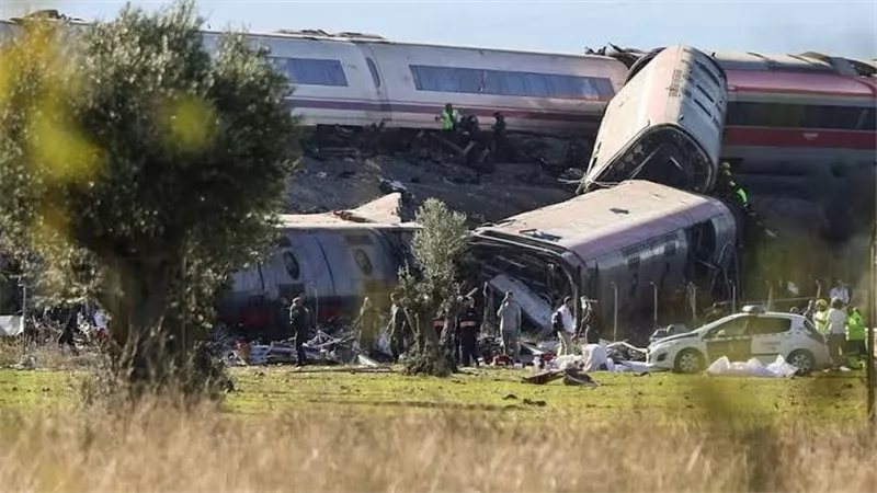لفتة إنسانية، لاعبو برشلونة وريال مدريد يقفون حدادا على ضحايا حادث قطار طليطلة (فيديو)