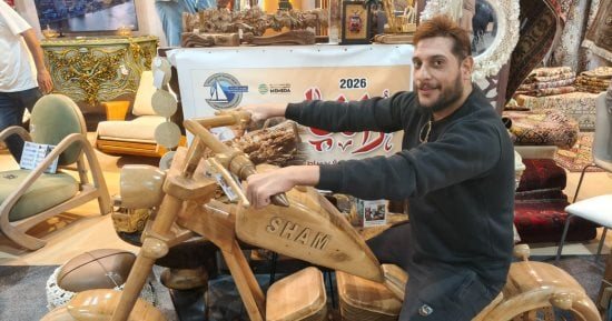 أنامل من ذهب.. "خالد الجديد" يتحدى الإعاقة ويشارك بمنحوتات خشبية رائعة بمعرض "تراثنا"
