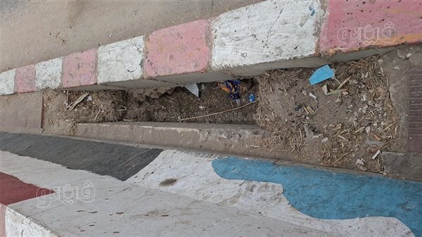 مصيدة الموت، حفرة مكشوفة برصيف شارع النساجون بقنا تهدد حياة المارة (فيديو وصور)