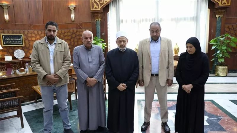 شيخ الأزهر يواسي أسرتي طالبي معهد دنوشر: «أبناؤكما أبناؤنا ومصابكما مصابنا»