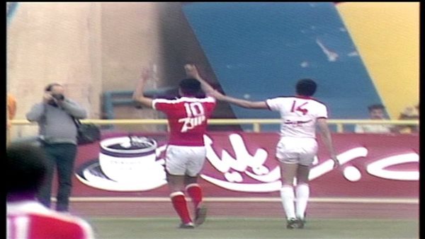 لقطة تاريخية، الخطيب يهدئ الجماهير ويساند حسن شحاتة في مشهد لا ينسى بلقاء القمة 1983 (فيديو)