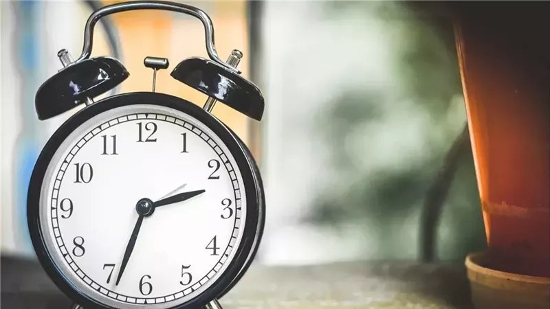 التوقيت الشتوي، طريقة تأخير الساعة يدويا لهواتف آيفون وأجهزة آيباد
