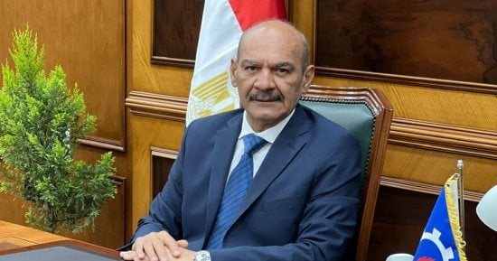 محافظ السويس يوجه بسرعة بحث طلب مواطنة وإنهاء الإجراءات القانونية