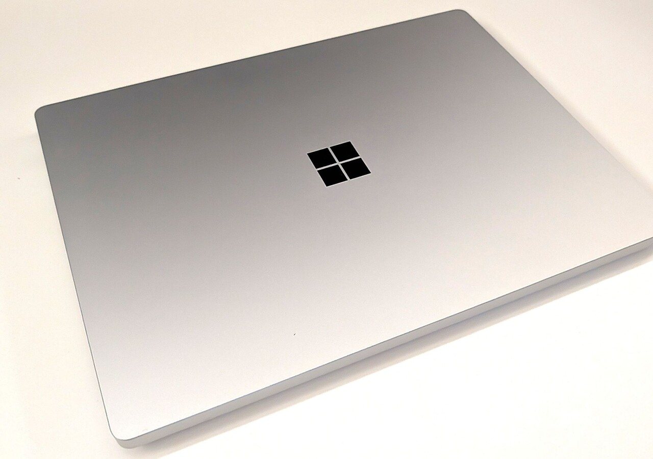 مايكروسوفت تكشف سعر حاسوب Surface Laptop Ultra وموعد شحنه مع أول منفذ USB-C قابل للانفصال في العالم