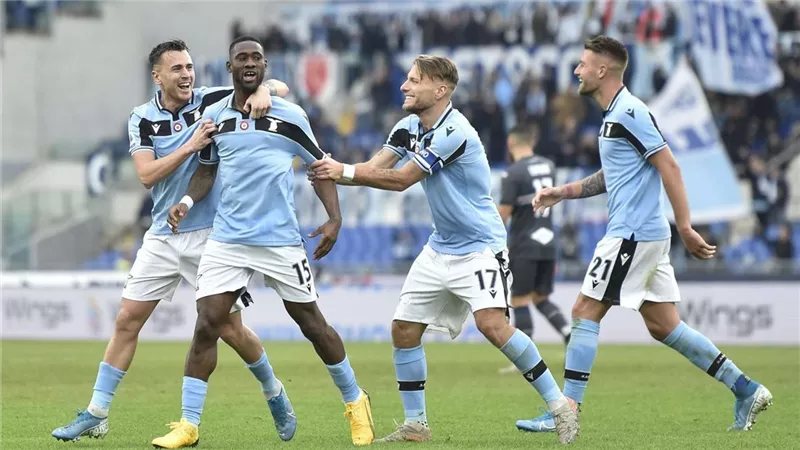 لاتسيو يفوز على بارما 2-1 ويتصدر الدوري الإيطالي