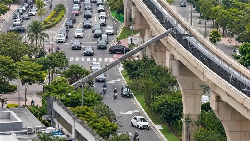 مقطع مرعب، لحظة اصطدام مونوريل برافعة إنشاء عملاقة بالبرازيل وسقوطها وسط شارع مزدحم (فيديو)