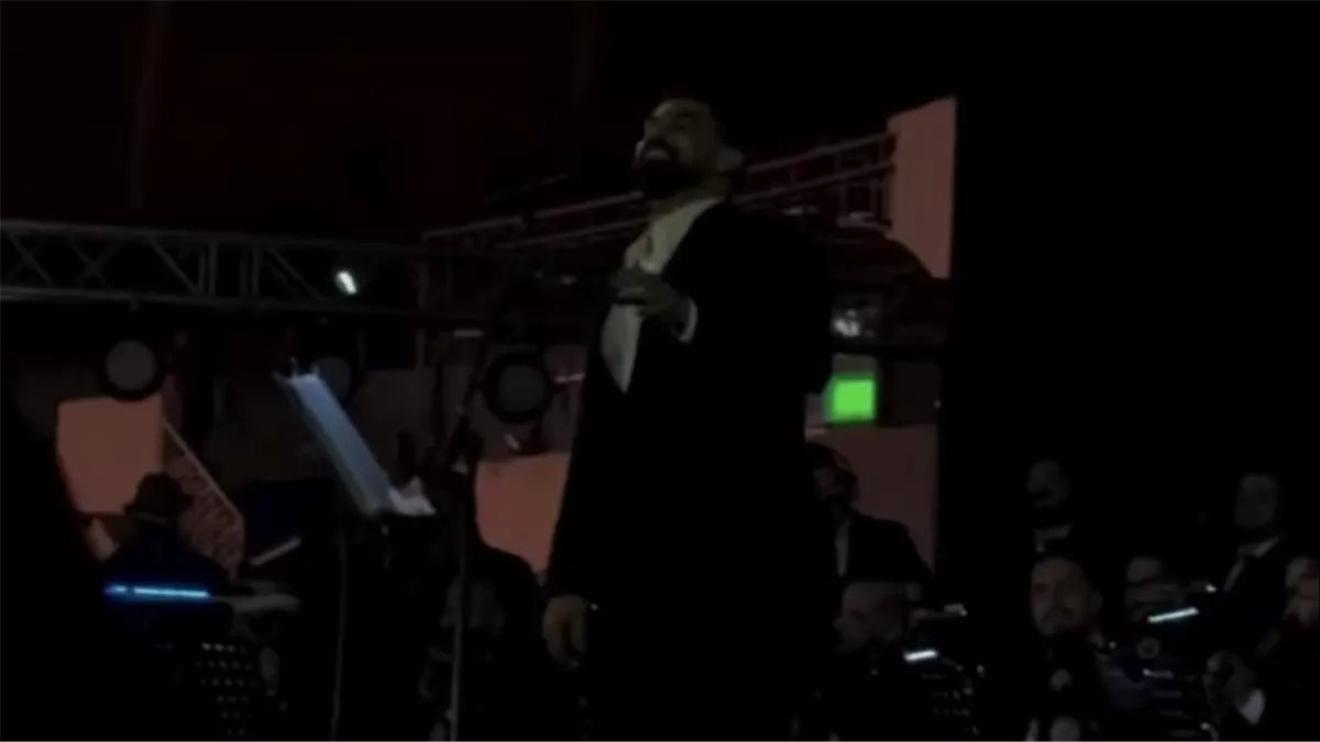آدم يتسلطن في أغنية "خلصت الحكاية" بحفل العراق (فيديو)