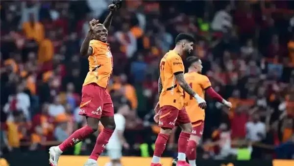 جلطة سراي يضرب قاسم باشا بثلاثية رغم الطرد ويعزز صدارته للدوري التركي